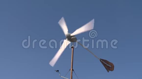 蓝天背景下的小型风力涡轮机视频的预览图