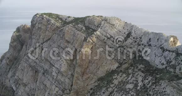 近景悬崖顶部海在地平线上视频的预览图