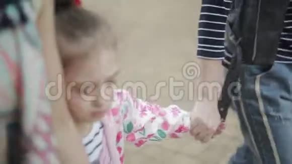 悲伤的女孩和妈妈牵着手走在拥挤的街道上视频的预览图