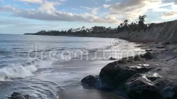 在圣巴巴拉戈莱塔海滩溅起海浪太平洋海岸加利福尼亚视频的预览图