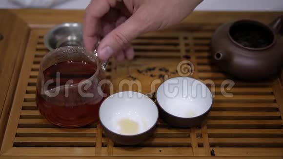 人把茶从柴海倒入碗里中国茶道仪式视频的预览图