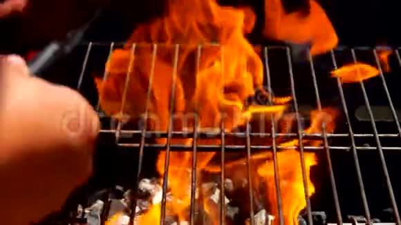厨师用明火把牛排放在烤架上视频的预览图
