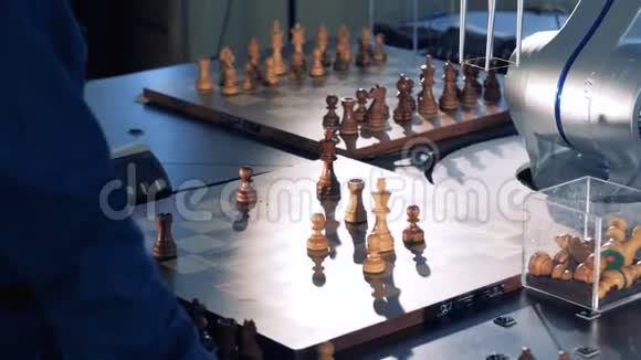 棋手与机器人的博弈过程视频的预览图