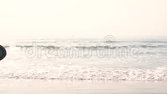 冲浪者在海边奔跑视频的预览图