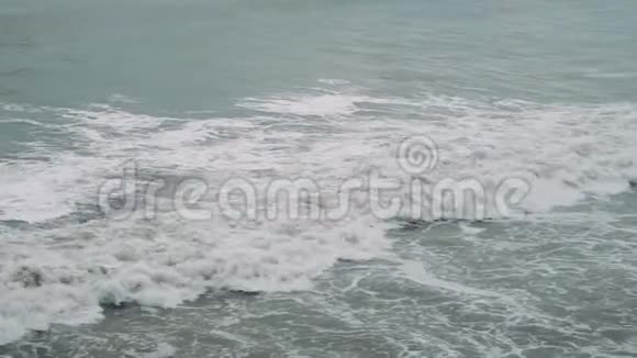 暴风雨中的泡沫波浪雨天视频的预览图