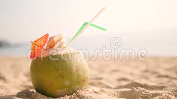 美味的新鲜泰国椰子鸡尾酒带着比基尼的年轻旅游女孩赤足奔跑背景是热带海滩视频的预览图