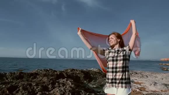 海边的美女风中戴着围巾视频的预览图