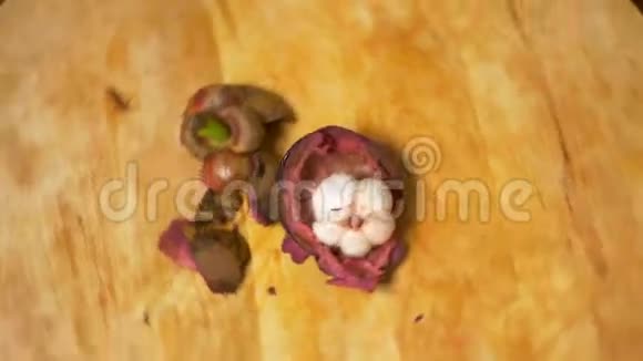 餐桌上的异国水果4k芒果苷在切割板上旋转视频的预览图