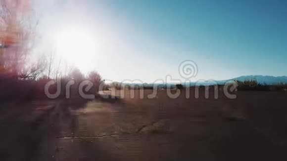 无人驾驶飞机从柏油路上升起展现了亚利桑那州令人难以置信的沙漠荒野壮丽景色和令人惊叹的蓝天视频的预览图