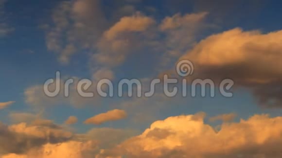 时间推移视频蓝天上金色的云彩的运动视频的预览图