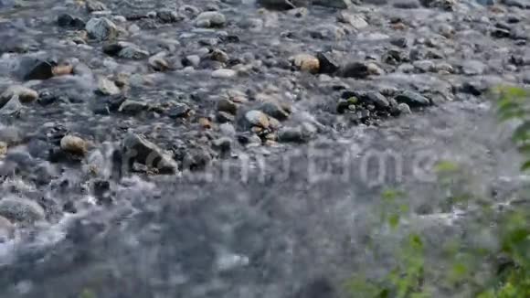 特写清水流过岩石视频的预览图
