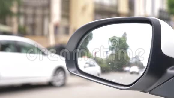 车后视镜带雨痕迹汽车后视镜里模糊的反光视频的预览图