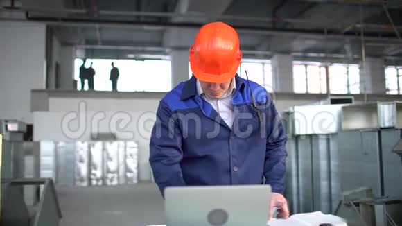 工程师在工业环境中使用笔记本电脑慢动作视频的预览图