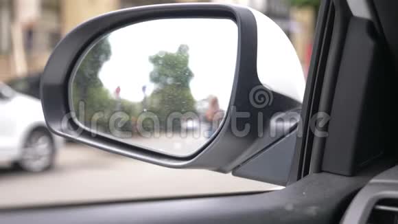 车后视镜带雨痕迹汽车后视镜里模糊的反光视频的预览图