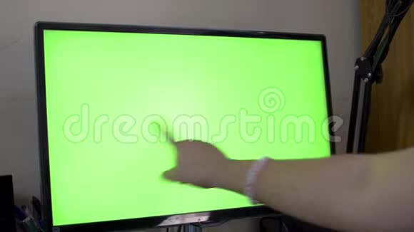 女性在触摸屏桌面上做手势在绿色屏幕上旋转捏缩放制作圆圈关闭侧视视频的预览图