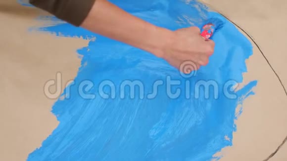 画家用颜料画画布视频的预览图