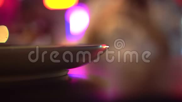 亚洲女人在霓虹灯餐厅喝红鸡尾酒视频的预览图