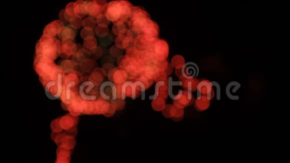 美丽的红星和绿色圆圈形状的烟花与波克夜空假日背景模糊的烟火火花视频的预览图