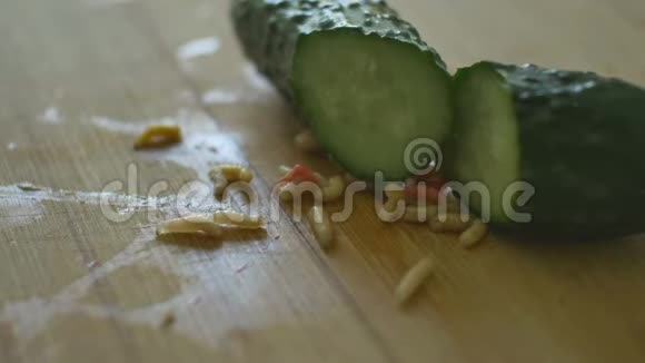 爬过黄瓜的虫子视频的预览图