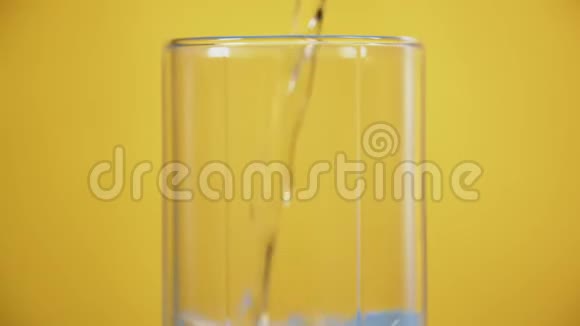 杯中的苏打水黄色背景清爽的起泡水视频的预览图