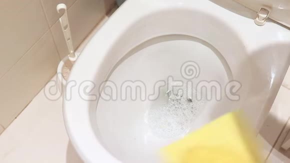 女人用黄色橡胶手套清洗脏马桶视频的预览图