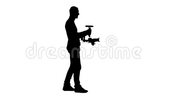 摄影师用相机踩着他的稳定器白色背景剪影侧视图视频的预览图