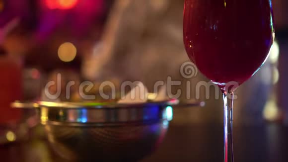 亚洲女人在霓虹灯餐厅喝红鸡尾酒视频的预览图