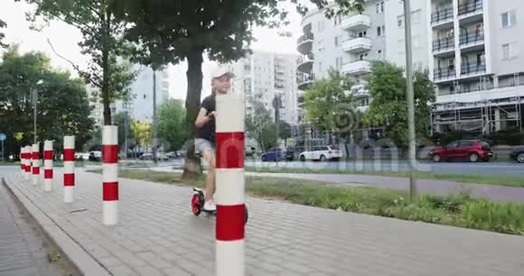 在夏天的城市里骑滑板车的快乐女孩视频的预览图