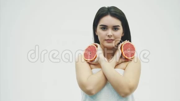 一位美丽的年轻女子站在看镜头的肖像用水果和口罩照顾你的身体视频的预览图