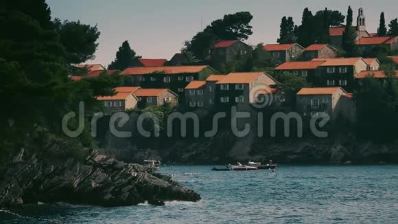 黑山著名岛屿村SvetiStefan的慢镜头视频的预览图
