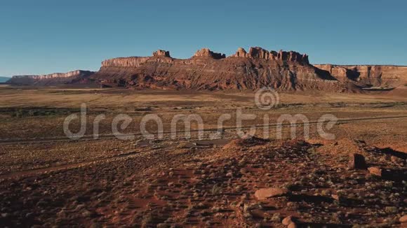 静态无人机拍摄美国峡谷山脉全景汽车起飞小停车场在沙漠中央视频的预览图