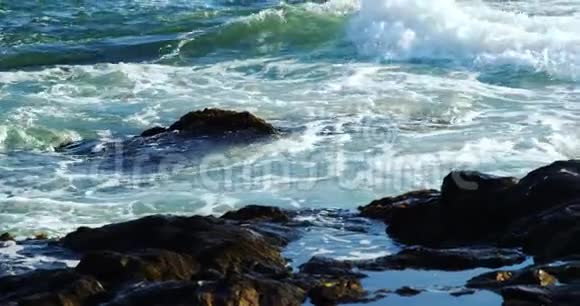 海浪溅落在岩石上海洋四公里视频的预览图