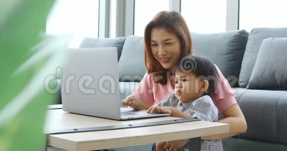 亚洲母子使用笔记本视频的预览图