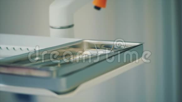 牙科金属装置在牙科扶手椅上在此期间医生进行复查把手放在开瓶器里视频的预览图