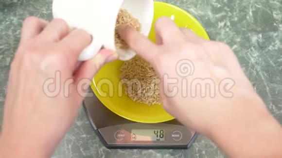 有人在厨房用电子测量糙米4k视频的预览图