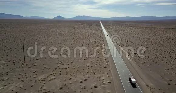 美国死亡谷高速公路和移动汽车视频的预览图