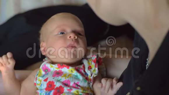 两个月的母亲怀抱的女婴视频的预览图