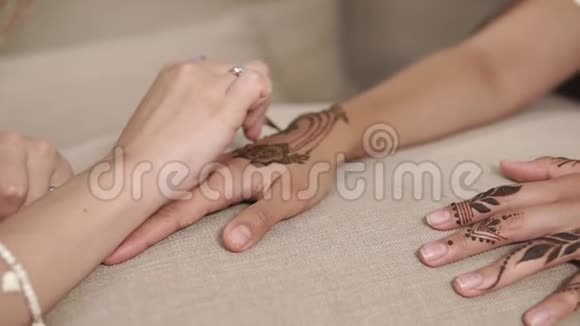 一个女人的手近镜头等待手腕上迈亨迪的完成视频的预览图