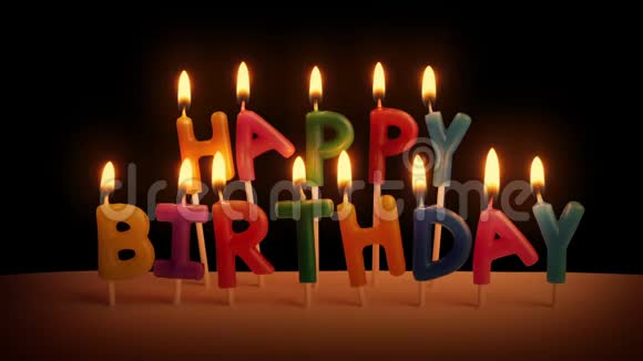 黑暗中蛋糕上的生日快乐蜡烛视频的预览图