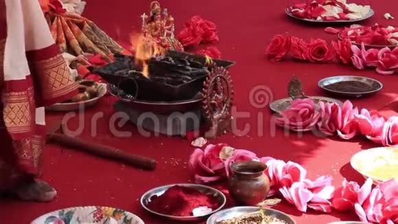 印度婚礼仪式传统民族仪式的装饰燃烧火焰鲜花和雕像视频的预览图