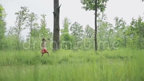 小女孩穿过一片森林视频的预览图