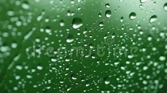 淋浴时玻璃上的夏雨滴视频的预览图