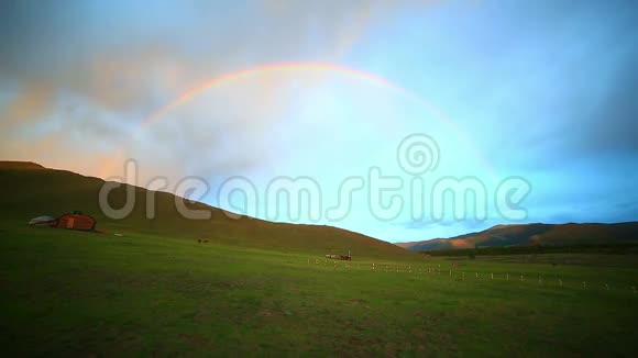 彩虹在雄伟的蒙古景观视频的预览图