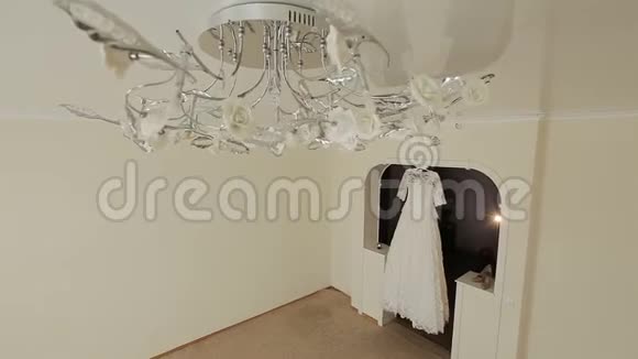 酒店房间衣架上的蓬松婚纱结婚的早晨视频的预览图