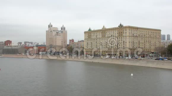 秋日莫斯科城堤上的旧建筑视频的预览图