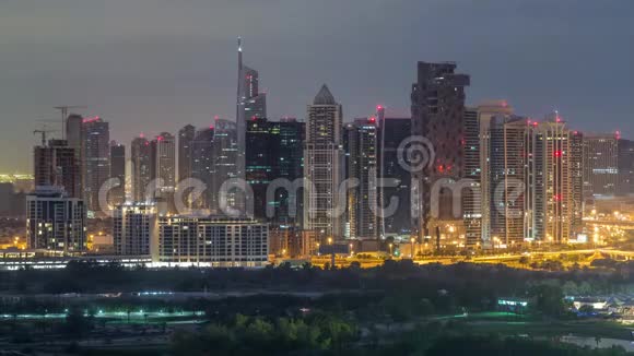 阿联酋迪拜朱美拉湖摩天大楼和高尔夫球场夜以继日视频的预览图