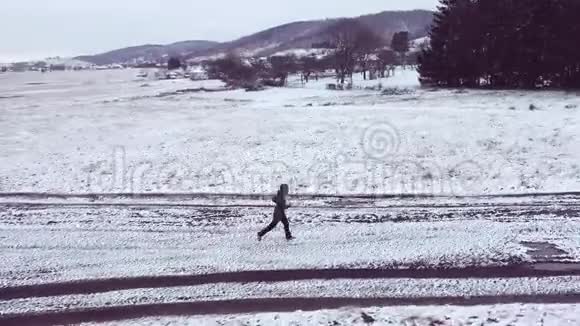 冬季一名女子在户外跑步的4k全景视频的预览图