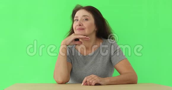 退休妇女在镜头前皱着眉头视频的预览图