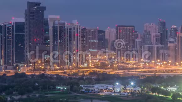阿联酋迪拜朱美拉湖塔和迪拜码头摩天大楼和高尔夫球场夜以继日视频的预览图