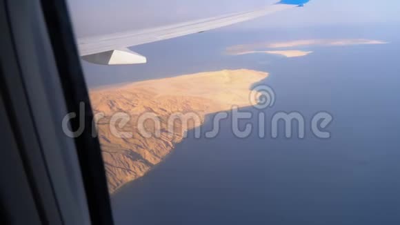 从飞机窗口俯瞰埃及沙漠山脉和红海海水清澈视频的预览图